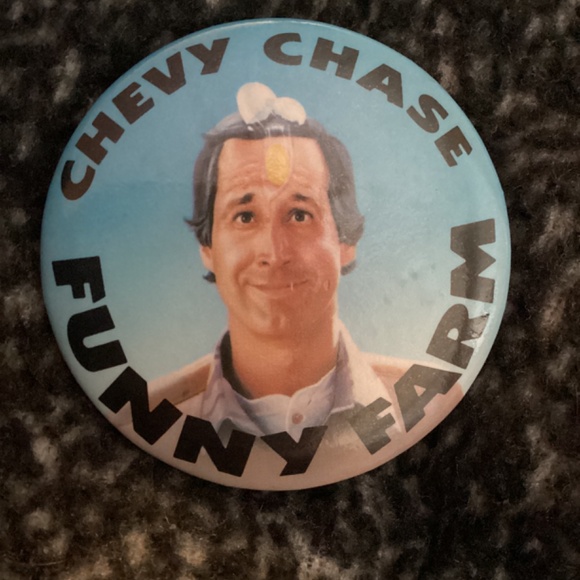 Vintage 1988 Chevy Chase FUNNY FARM Promo Movie Pinback Pin Button - Picture 3 of 4